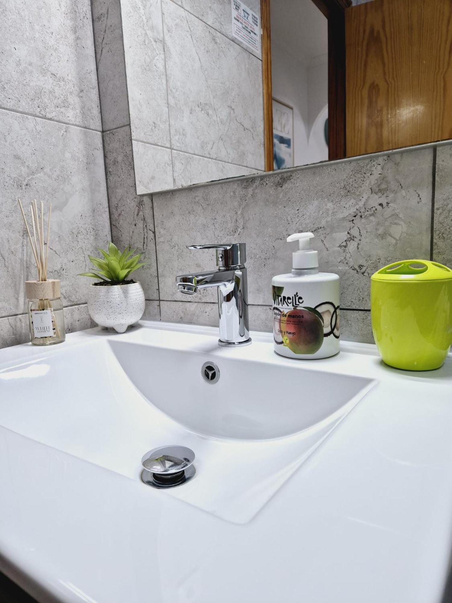 La Casa De Veronica - Serene Apartment With Shared Pool, Steps From The Beach Torrevieja Luaran gambar