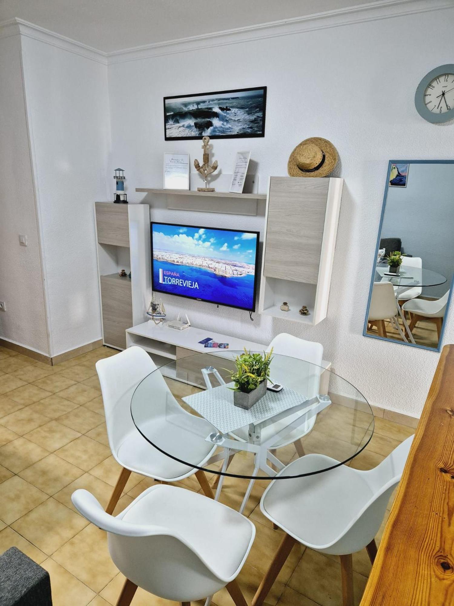 La Casa De Veronica - Serene Apartment With Shared Pool, Steps From The Beach Torrevieja Luaran gambar